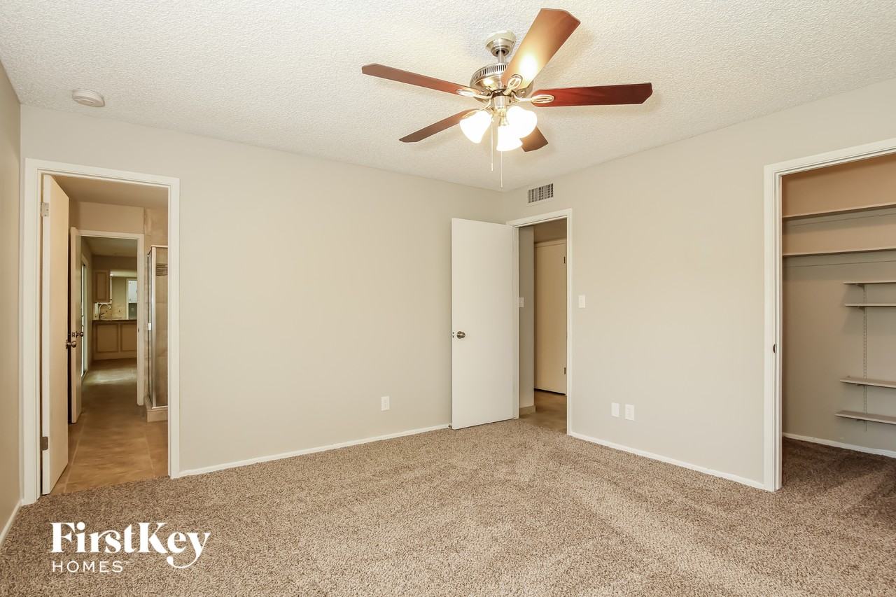 11202 N 38th Ave - Photo 7 of 15