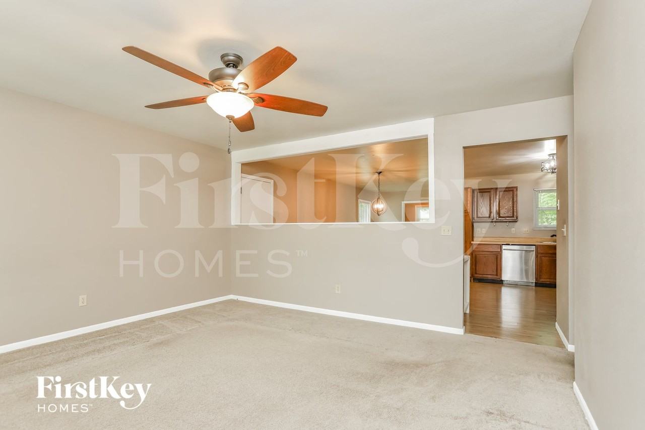 307 W Sunny Hill Blvd - Photo 4 of 15
