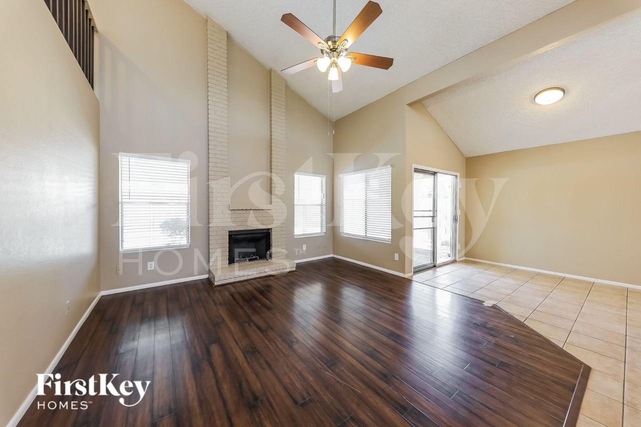 7418 W Cameron Dr - Photo 2 of 16