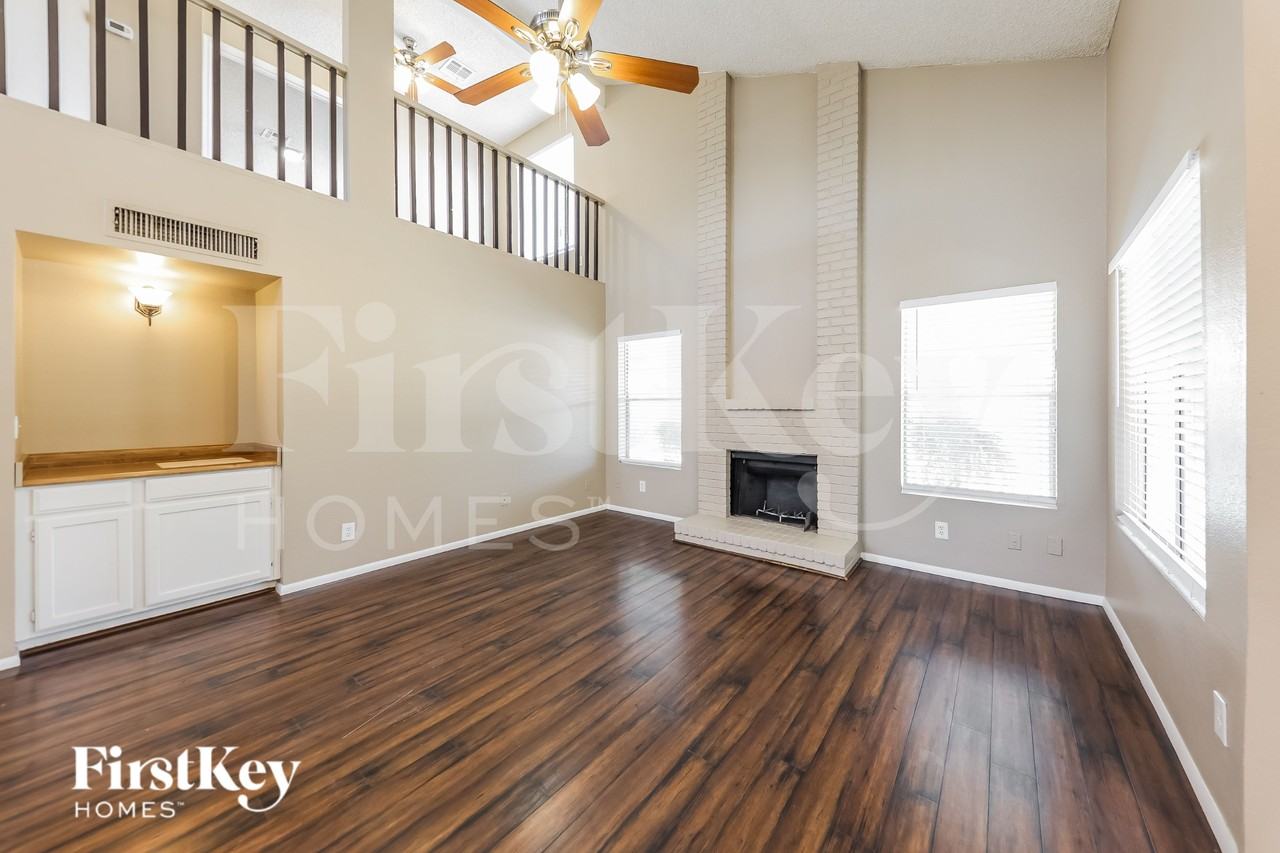 7418 W Cameron Dr - Photo 3 of 16