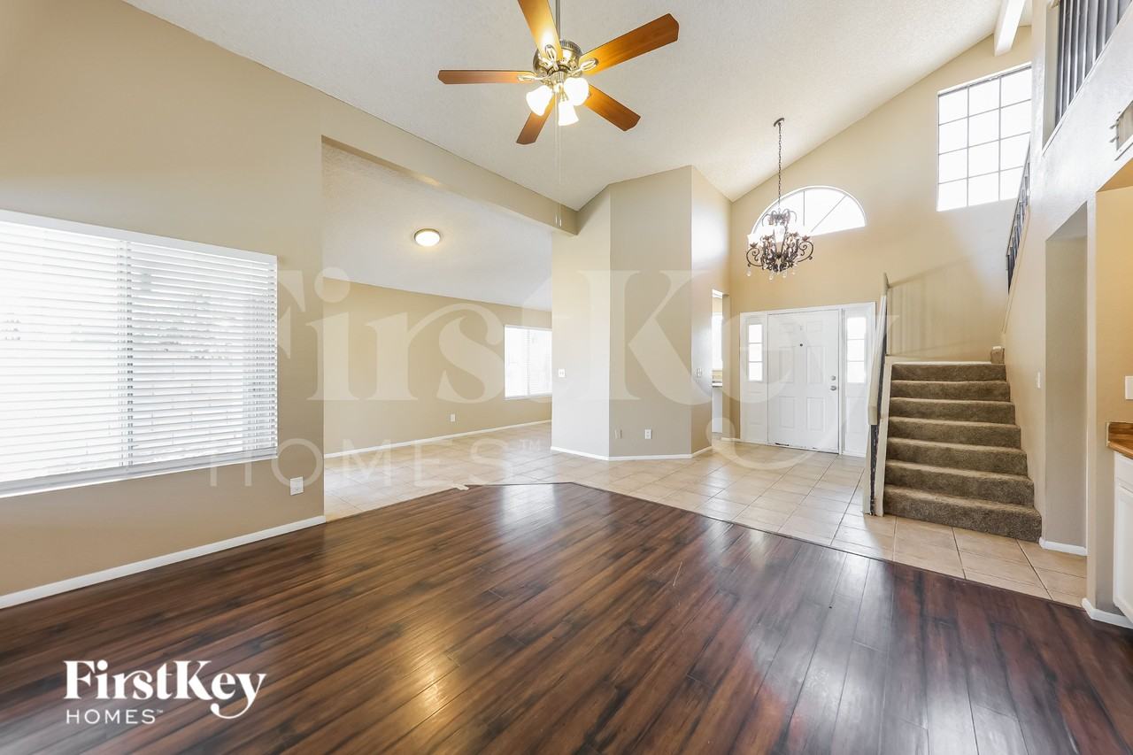 7418 W Cameron Dr - Photo 4 of 16