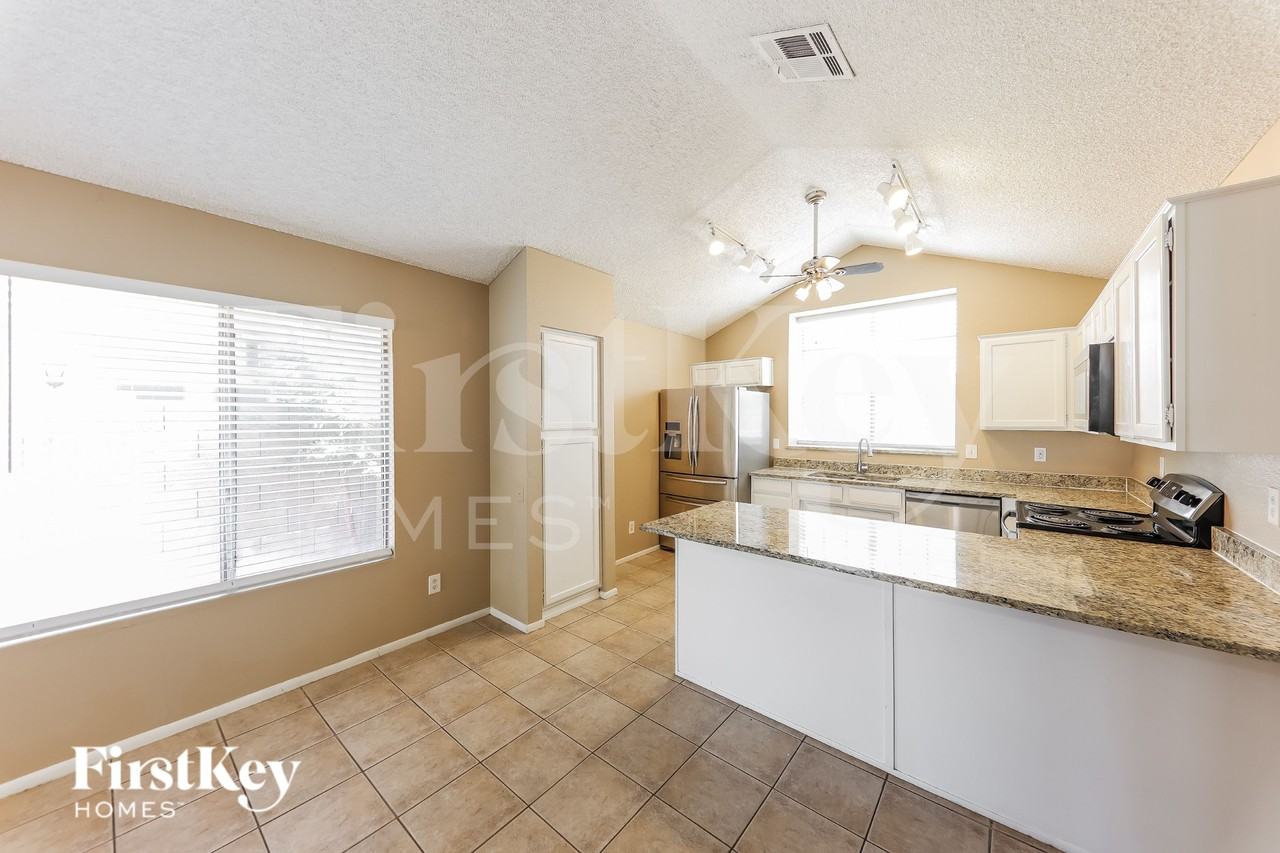 7418 W Cameron Dr - Photo 6 of 16