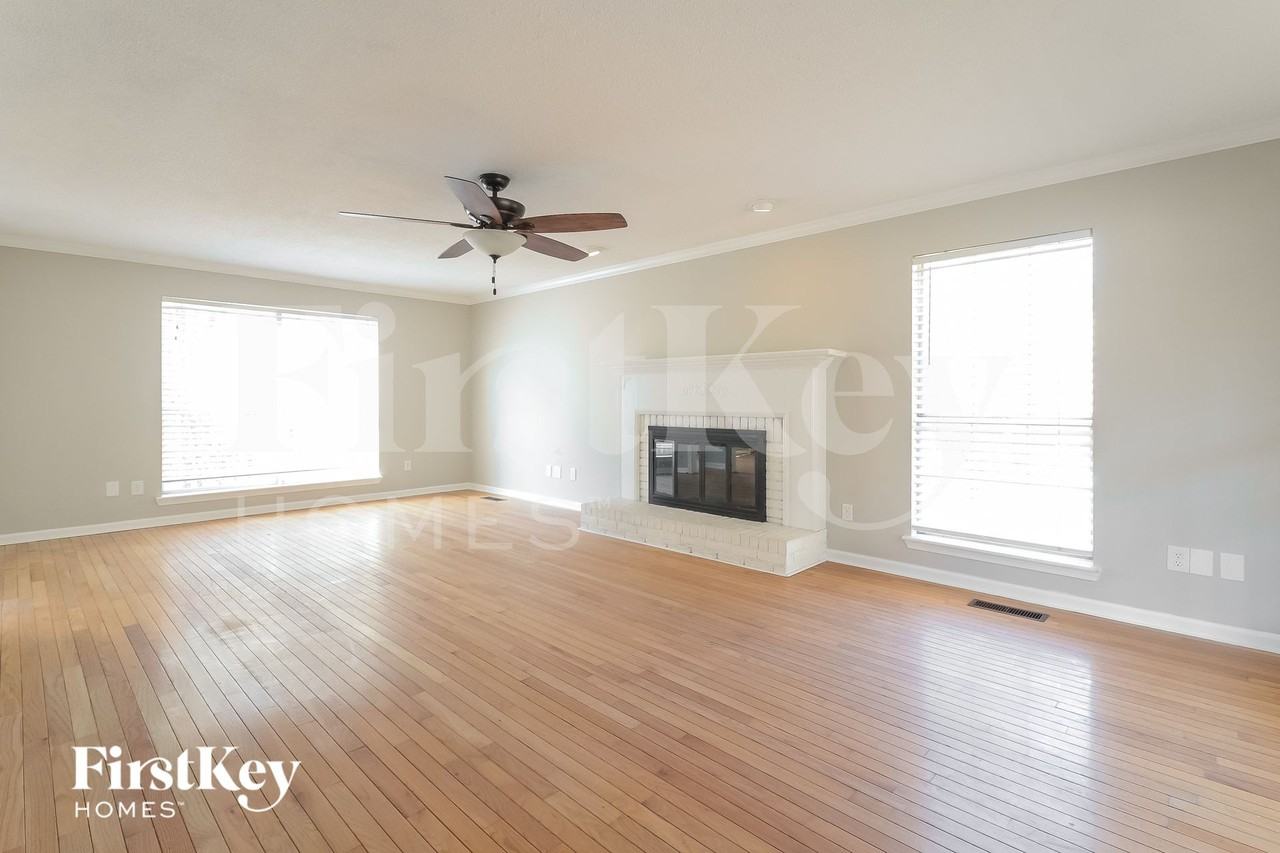 1049 Independence Ct - Photo 3 of 15