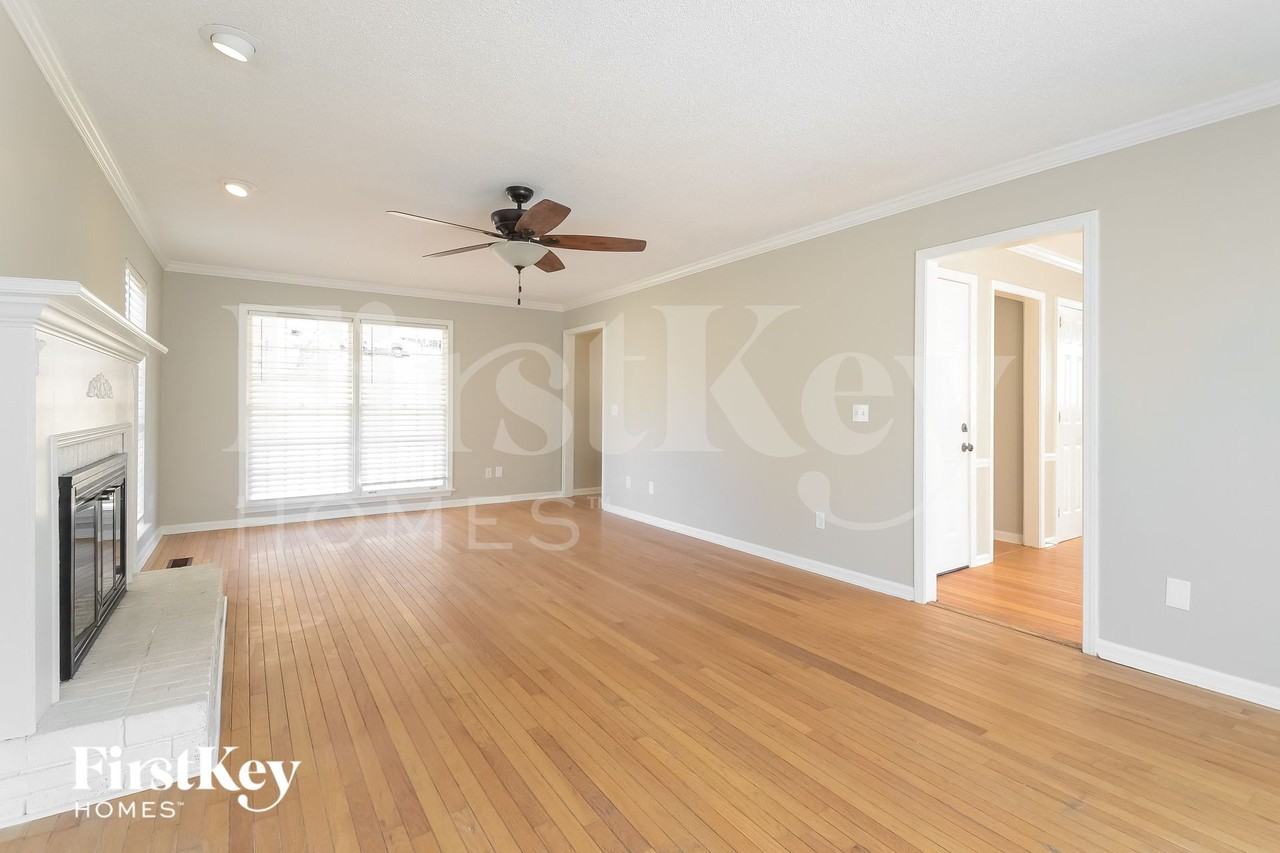 1049 Independence Ct - Photo 4 of 15