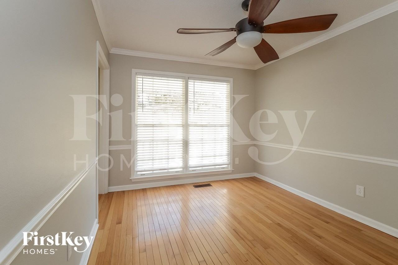 1049 Independence Ct - Photo 5 of 15
