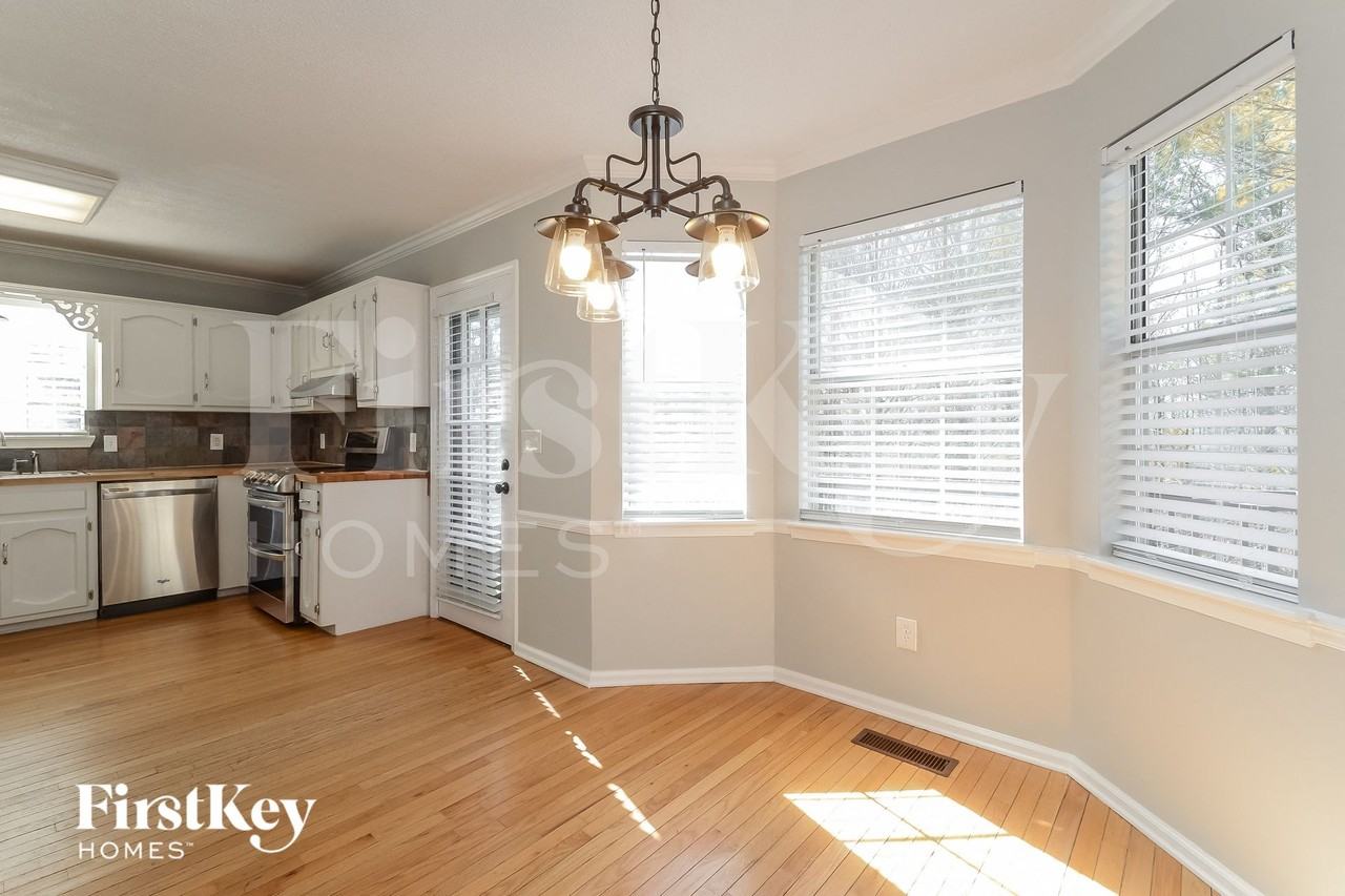 1049 Independence Ct - Photo 6 of 15