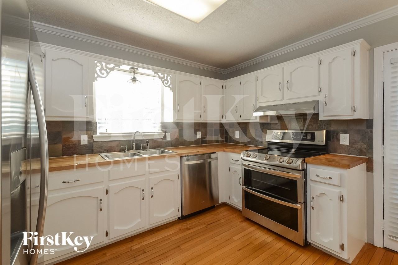 1049 Independence Ct - Photo 7 of 15