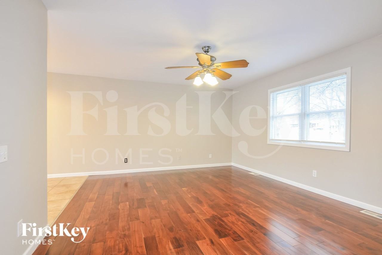 1562 Glenage Dr - Photo 4 of 15
