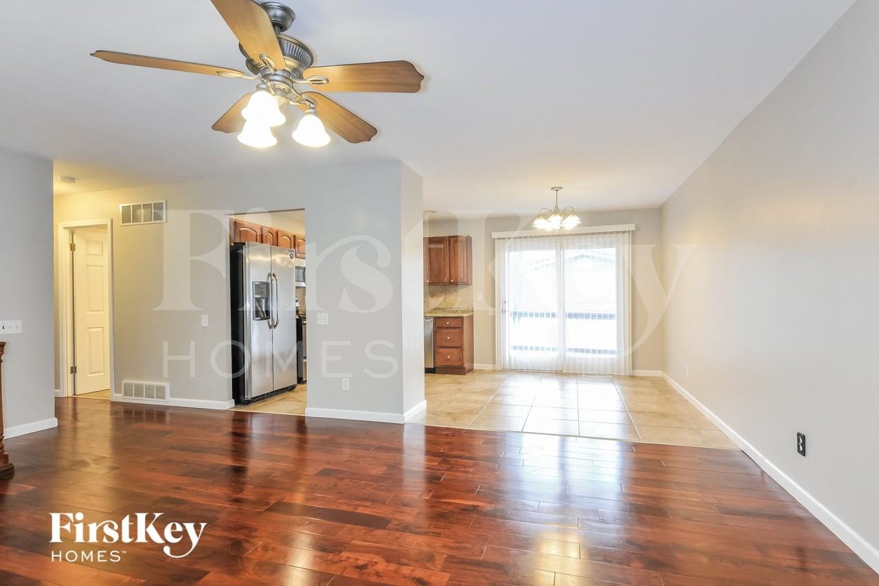1562 Glenage Dr - Photo 5 of 15