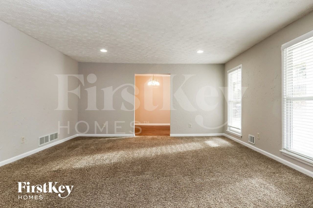 2324 Sussex Ct - Photo 2 of 15