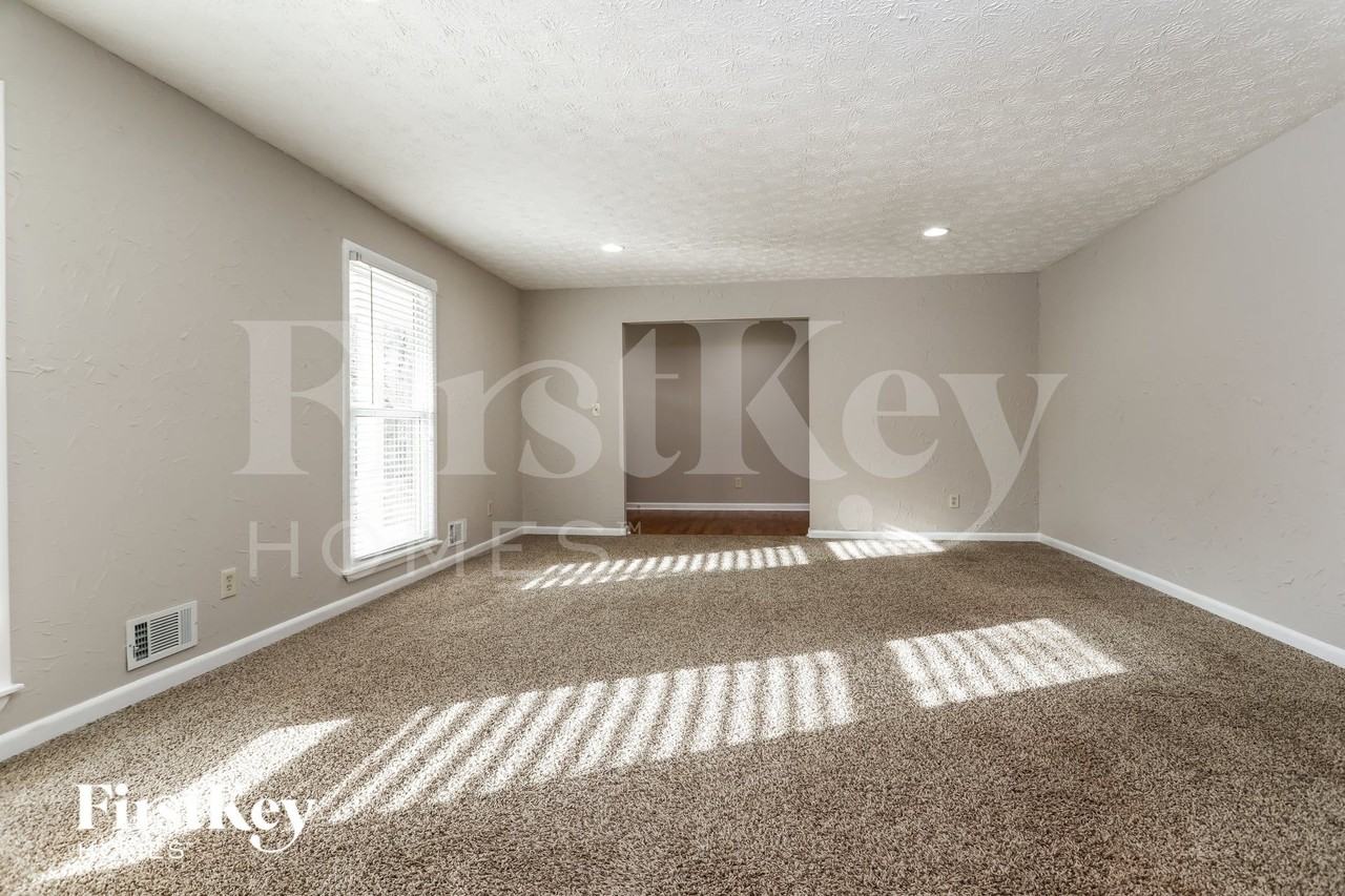 2324 Sussex Ct - Photo 3 of 15