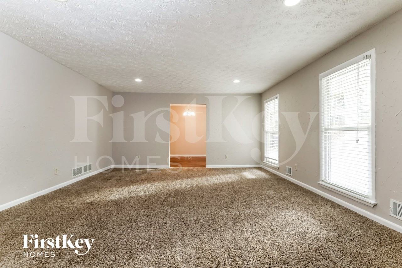 2324 Sussex Ct - Photo 4 of 15
