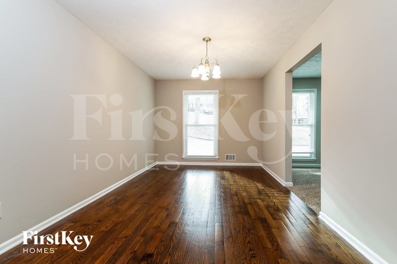 2324 Sussex Ct - Photo 5 of 15