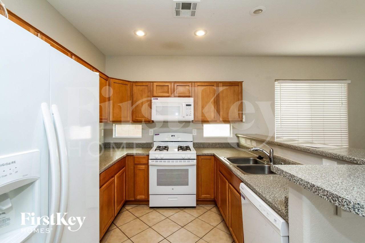 10678 Allegrini Dr - Photo 7 of 16