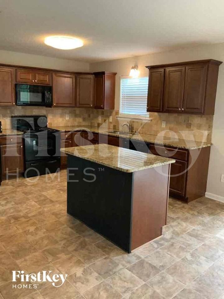 341 Hill Crest Cir - Photo 3 of 13
