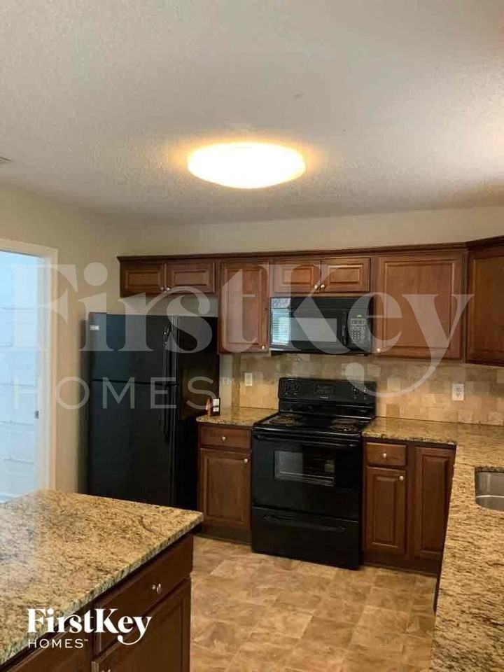 341 Hill Crest Cir - Photo 4 of 13