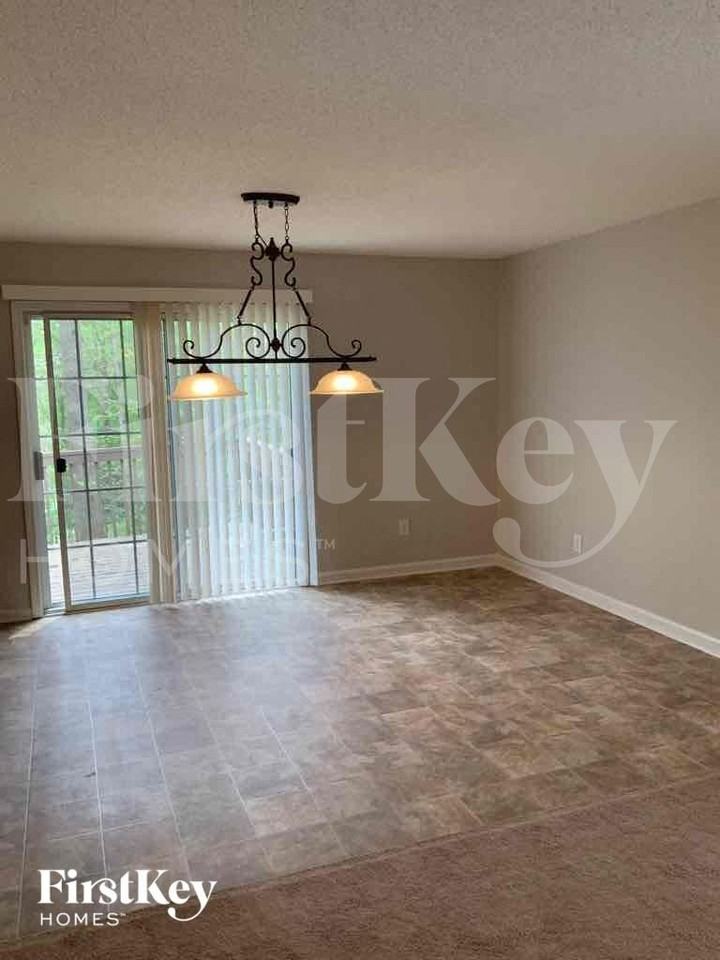 341 Hill Crest Cir - Photo 5 of 13