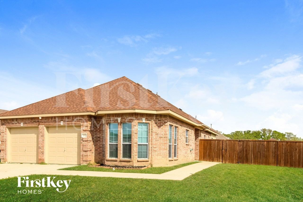 2925 Oakshire St - Photo 2 of 15