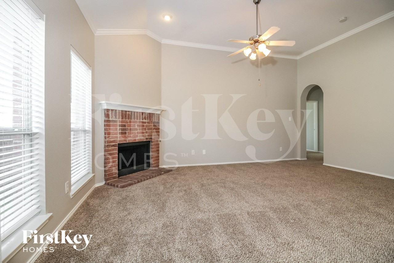 2925 Oakshire St - Photo 3 of 15
