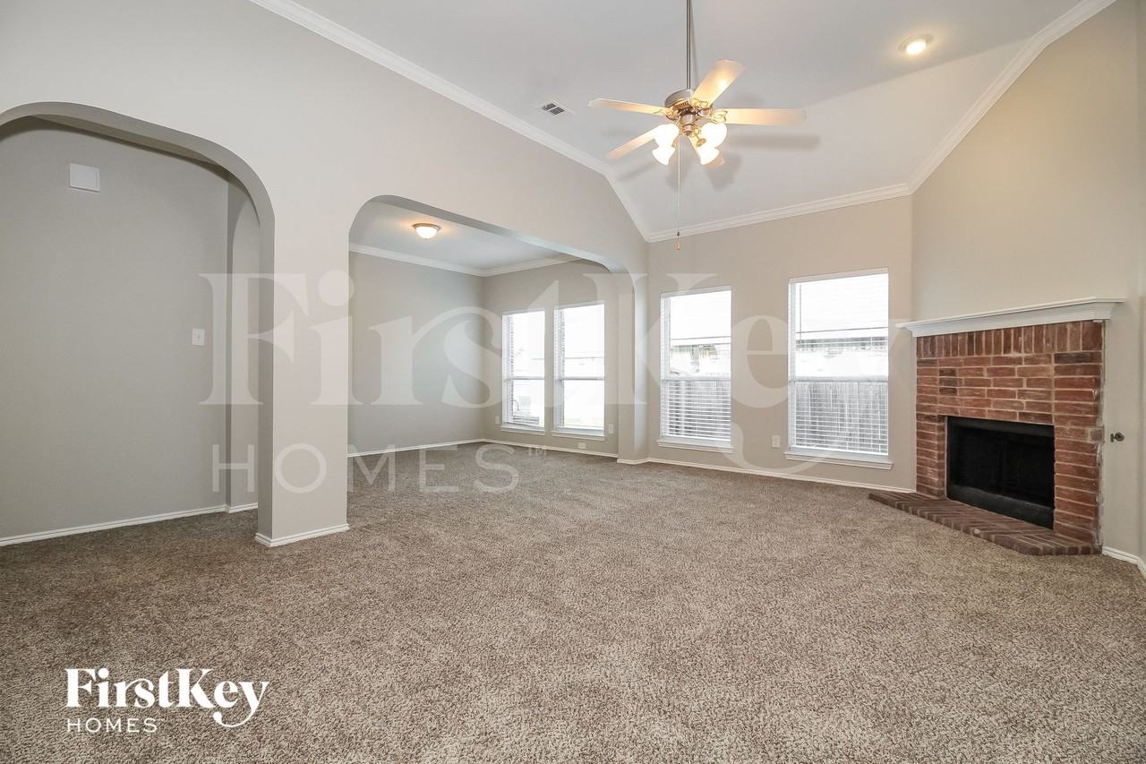 2925 Oakshire St - Photo 4 of 15