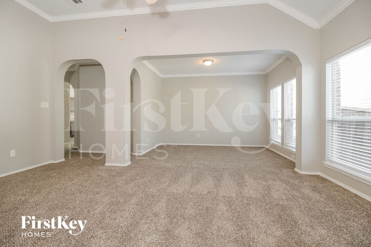 2925 Oakshire St - Photo 5 of 15