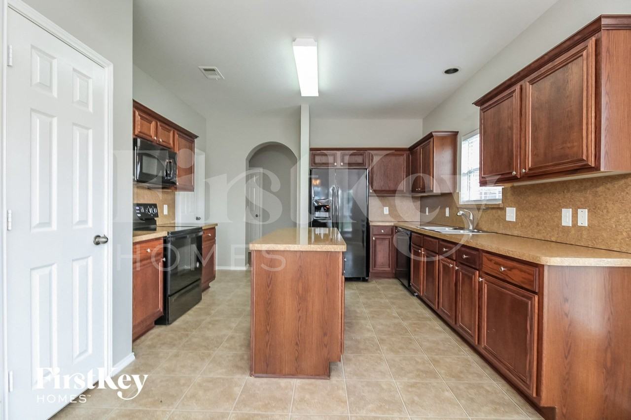 2925 Oakshire St - Photo 6 of 15