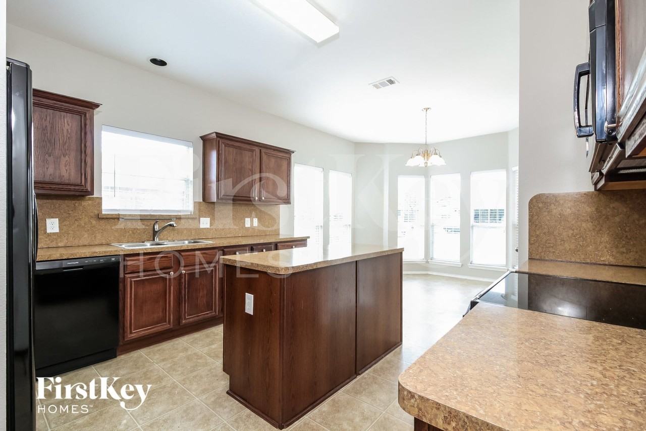2925 Oakshire St - Photo 7 of 15