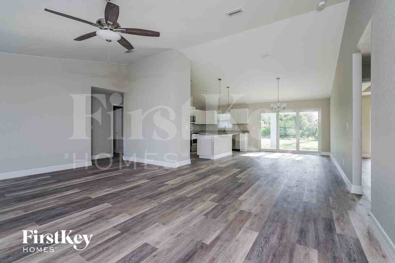 5298 Murphy St - Photo 3 of 15