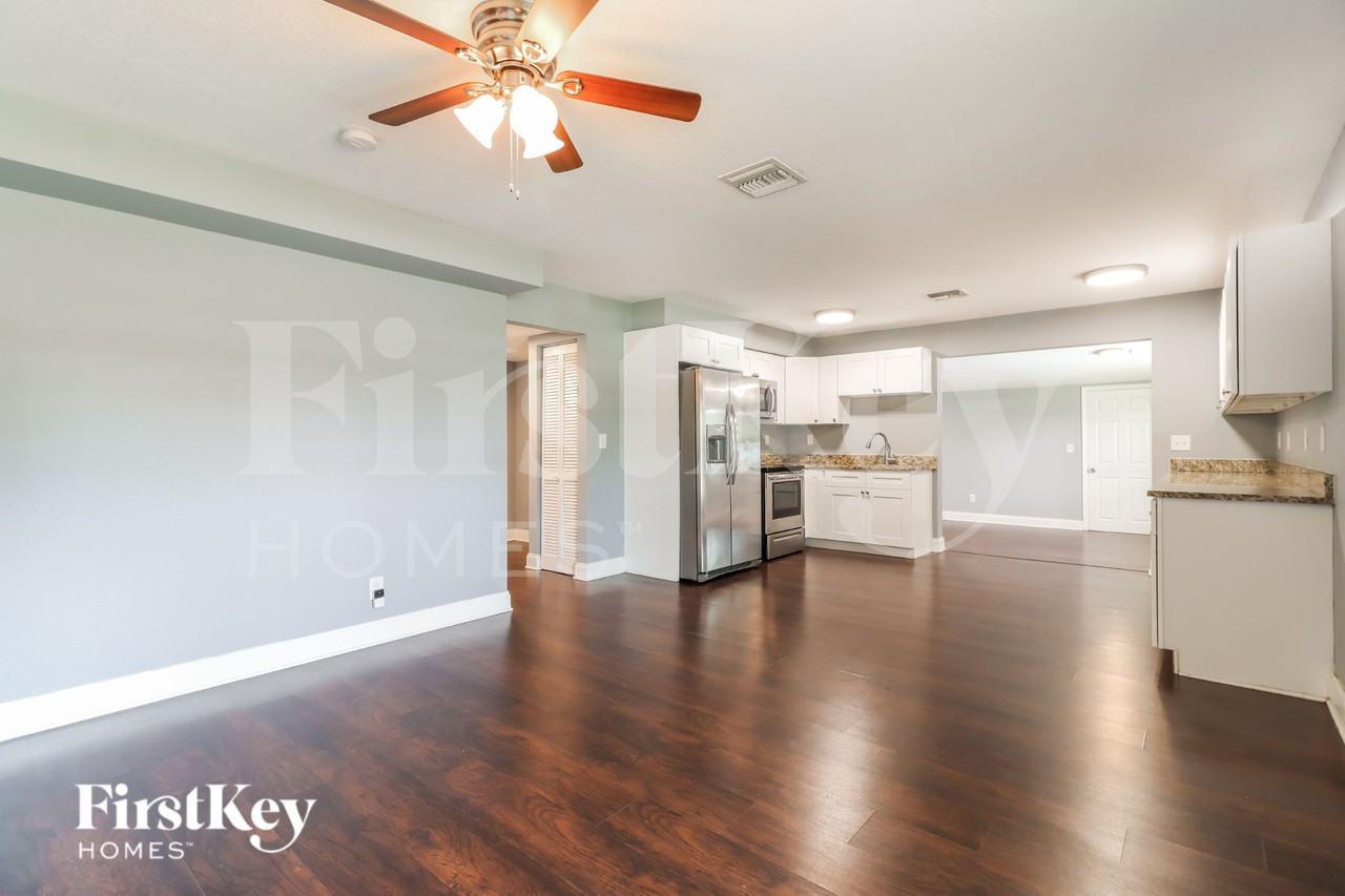 4722 W Wyoming Ave - Photo 4 of 16