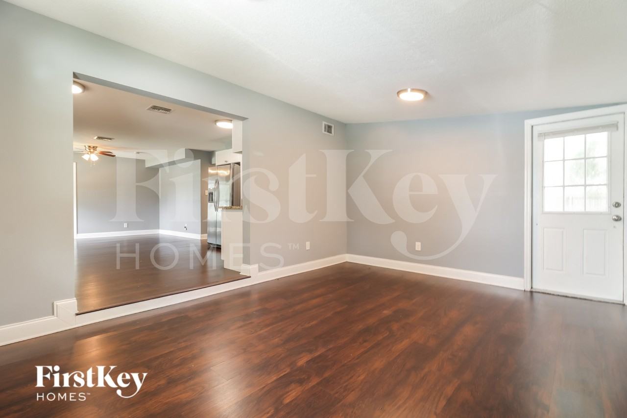 4722 W Wyoming Ave - Photo 5 of 16