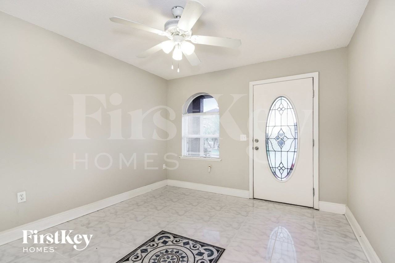 3808 Mckinley Dr - Photo 3 of 15