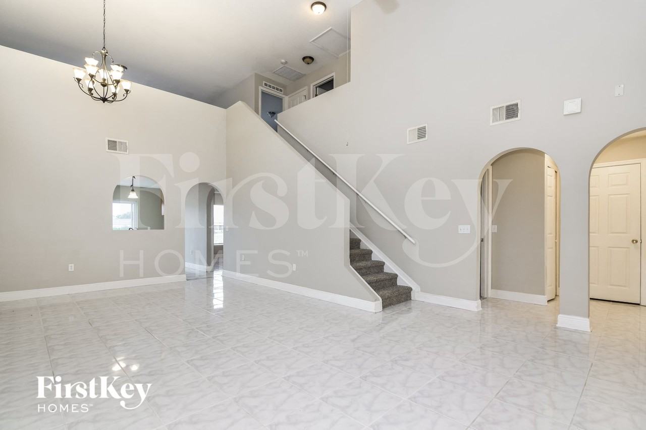 3808 Mckinley Dr - Photo 4 of 15
