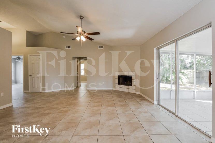 3414 Cove Ct W - Photo 4 of 15