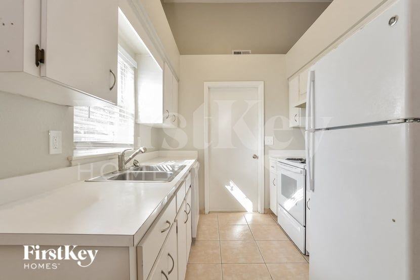 3414 Cove Ct W - Photo 6 of 15