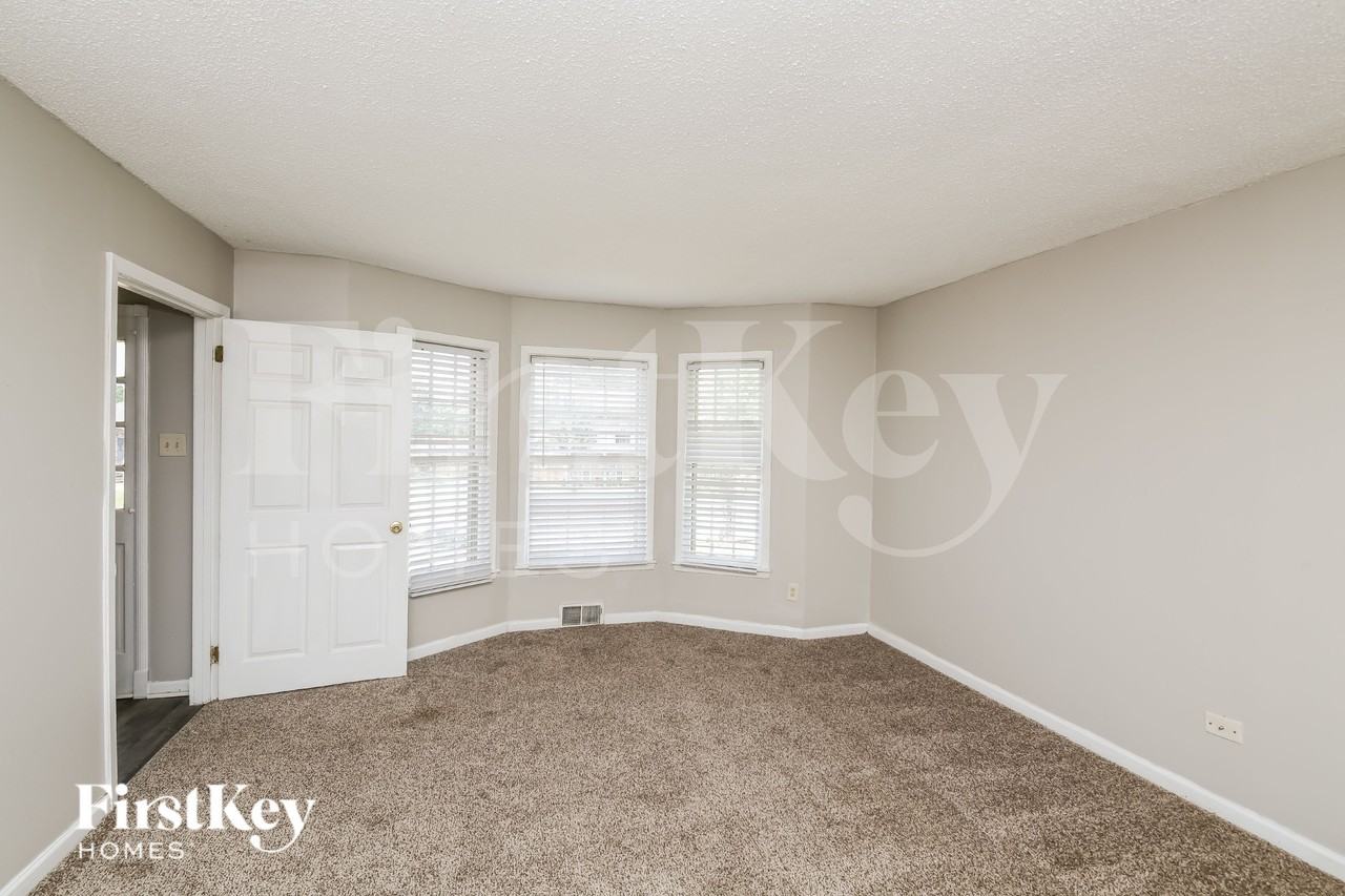 2097 Meadowview Ln - Photo 4 of 16