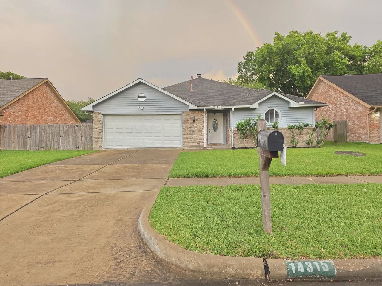 14315 Royal Hill Dr - Photo 2 of 19