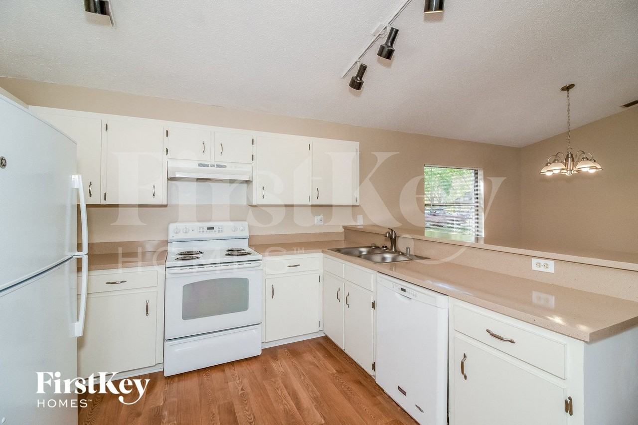 1454 Marigold Dr - Photo 5 of 15