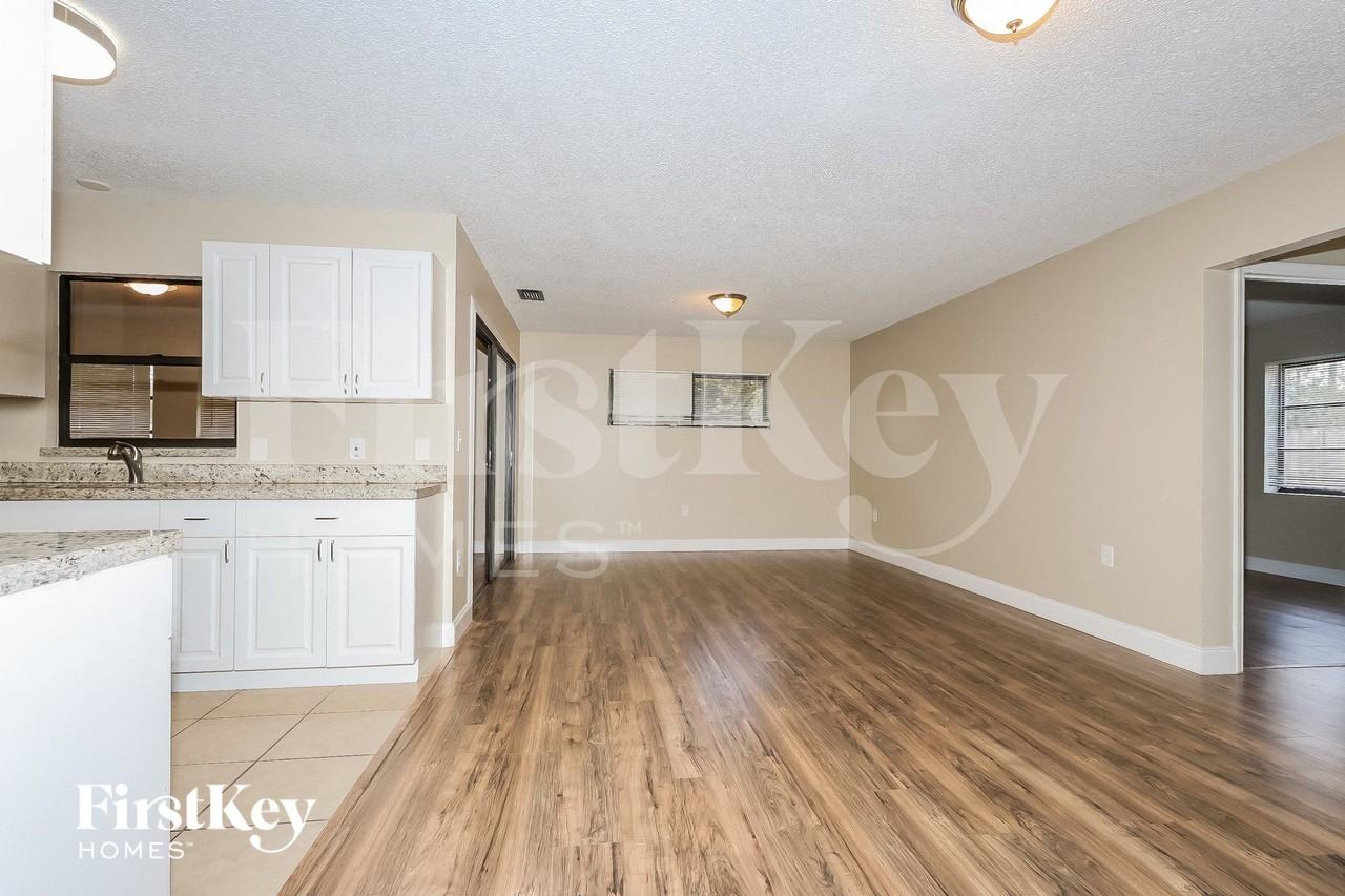 1434 Sw Broadview St - Photo 4 of 15