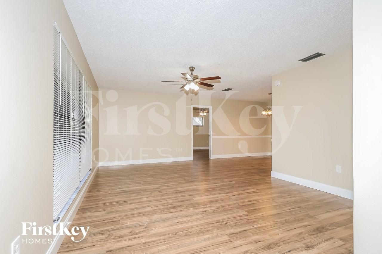 1434 Sw Broadview St - Photo 5 of 15