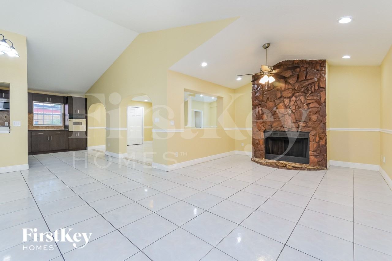 12126 Dakota Woods Ln - Photo 3 of 16