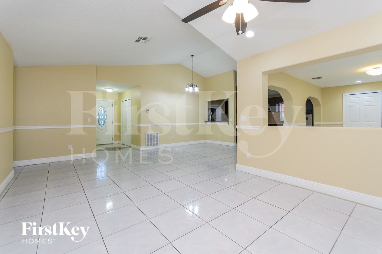 12126 Dakota Woods Ln - Photo 4 of 16