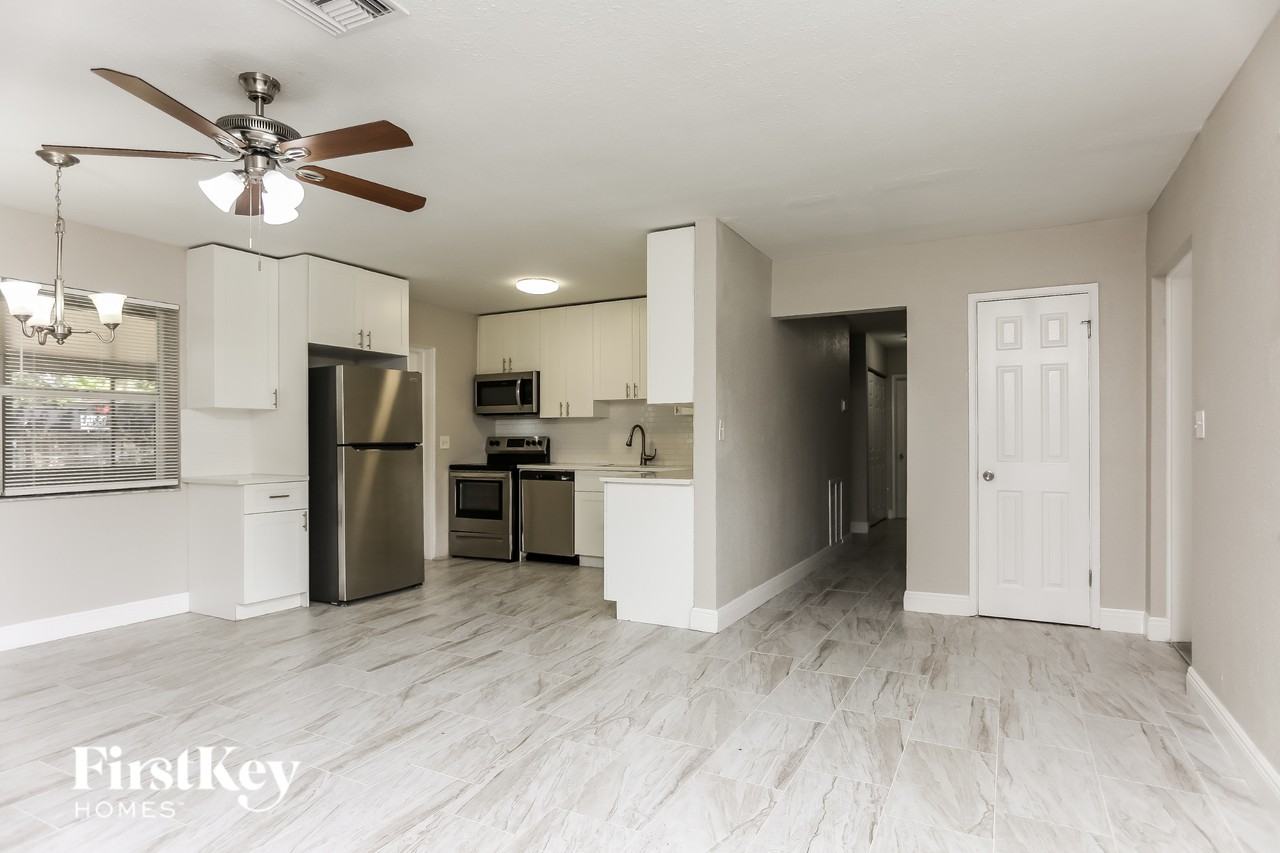 1101 Nw 18th St - Photo 4 of 15