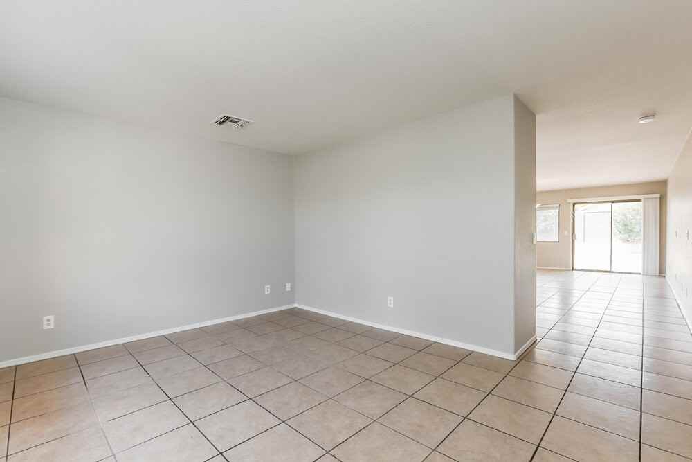 12954 W Voltaire Ave - Photo 4 of 16