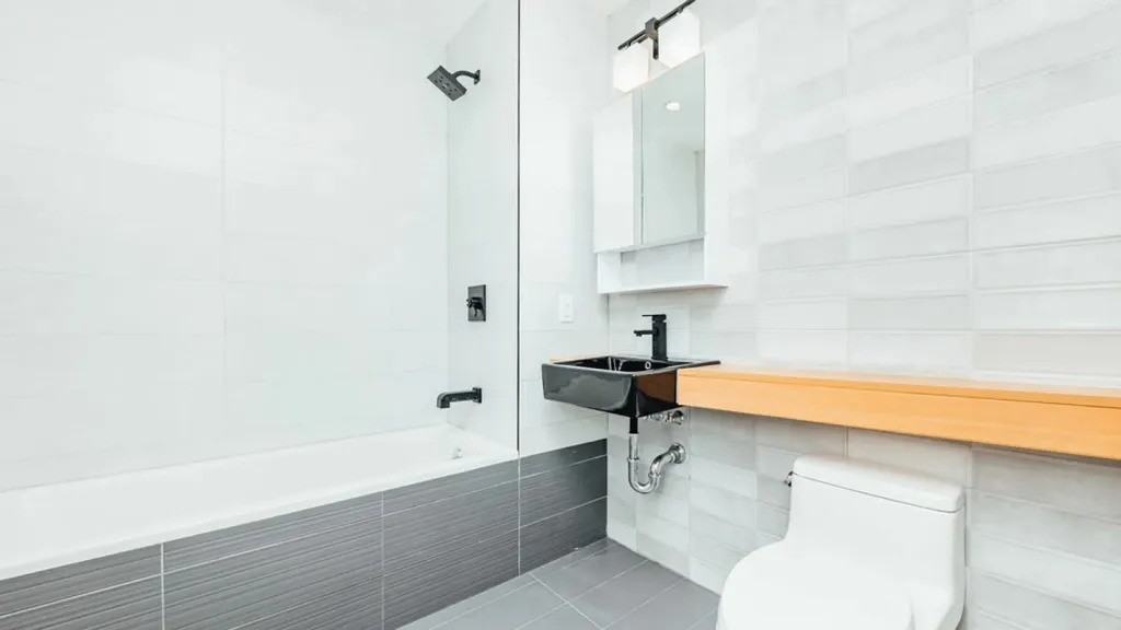 Private Bedroom in 4 Bedroom/1.5 Bathroom Home - Photo 4 of 17