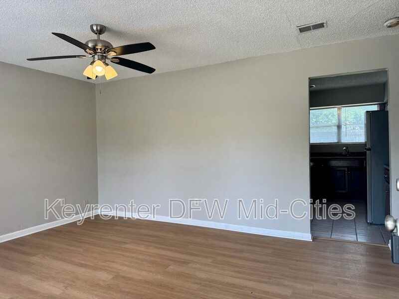 1923 Dennis St - Photo 3 of 15