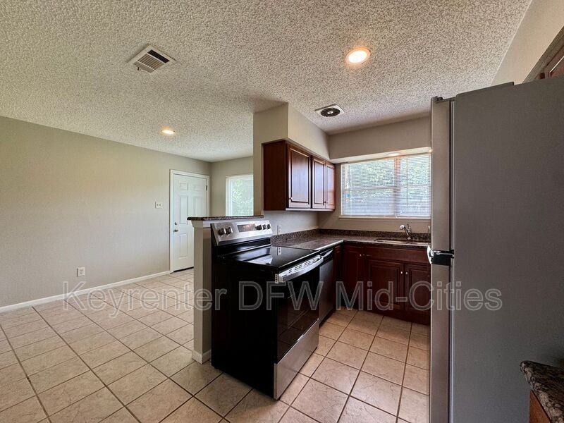 1923 Dennis St - Photo 5 of 15