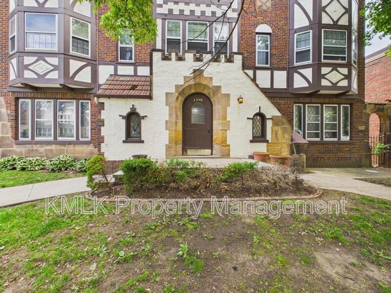 1346 Kenilworth Ave - Photo 2 of 32
