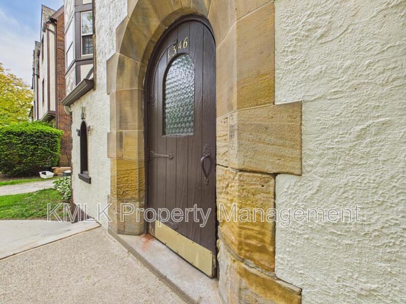 1346 Kenilworth Ave - Photo 3 of 32