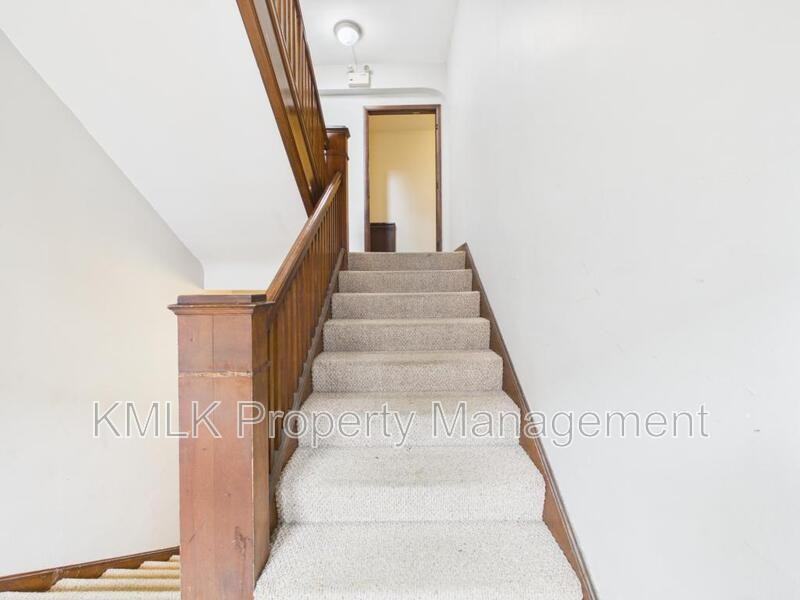 1346 Kenilworth Ave - Photo 5 of 32