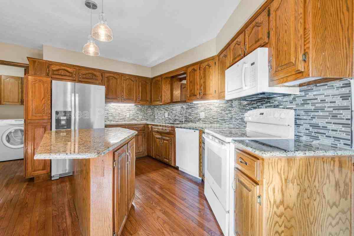 2183 W Arlington St - Photo 3 of 10